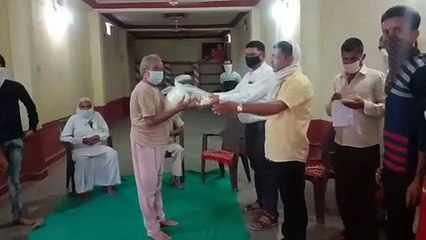 रतलाम: कोरोना वारियर्स ग्रुप आलोट लगातार 47 दिनों से कर रहा है नि:शुल्क राशन वितरण