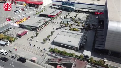 İstanbul’da AVM önlerinde bugün de uzun kuyruklar oluştu