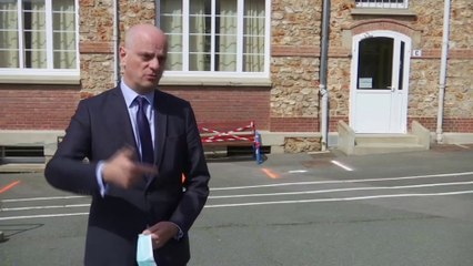 Propos sur les risques du retour à l'école: Jean-Michel Blanquer "assume totalement"