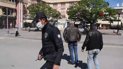 Yıkılan İş Merkezini Film Gibi İzleyen Vatandaşlar Erzincan’da Yaşanan Depremleri Anımsadı