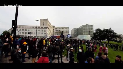Crowds in France flout social distancing to show support for health workers
