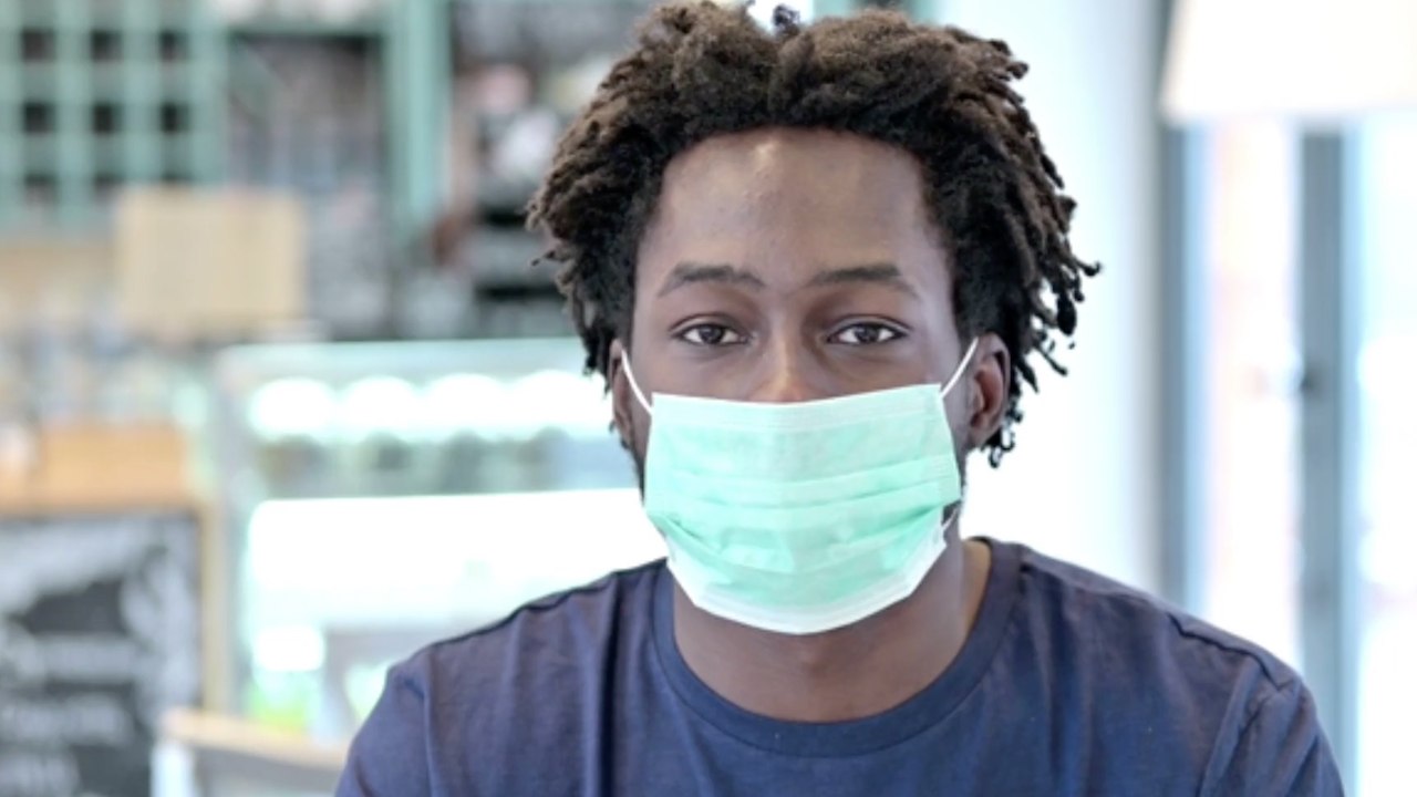 So desinfizierst du deinen Mundschutz richtig