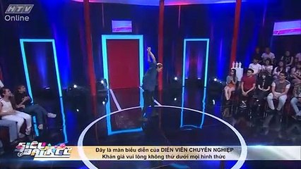 Màn bẻ cổ 180 độ của chàng trai trẻ khiến Hari Won sợ hãi