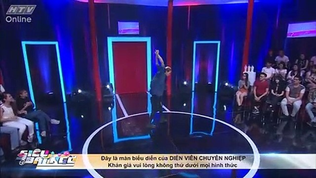 Màn bẻ cổ 180 độ của chàng trai trẻ khiến Hari Won sợ hãi