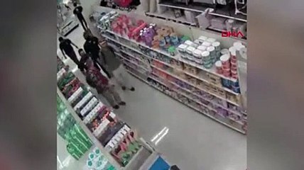 Maske takmayan müşterinin güvenlik görevlisine saldırdığı anlar