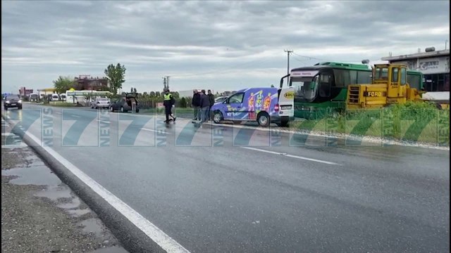 AKSIDENTOHET 60 VJEÇARI NE LEZHE, GODITET NGA FURGONI - News, Lajme - Kanali 7