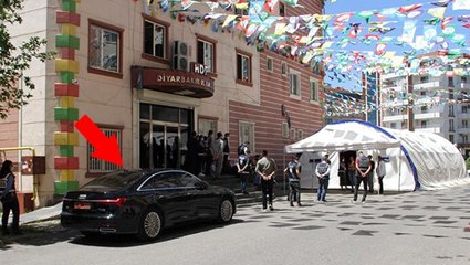 Evlat nöbetindeki aileler, HDP'li vekillerin parti binasına makam aracıyla gelmelerine tepki gösterdi