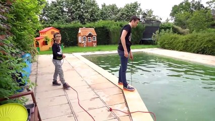 PÊCHE À L'AIMANT DANS LA PISCINE SALE ! (à la recherche d'un Trésor...)