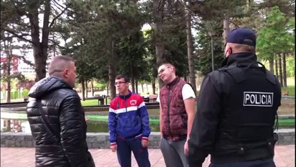 Ora News - Korça nënvlerëson COVID-19, qytetarët mbushin parkun, ndërhyn policia