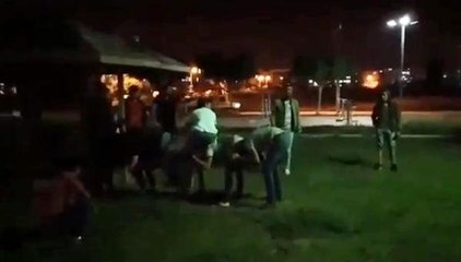 Sosyal mesafeyi hiçe sayarak 'uzun eşek' oynayan gençlere tepki