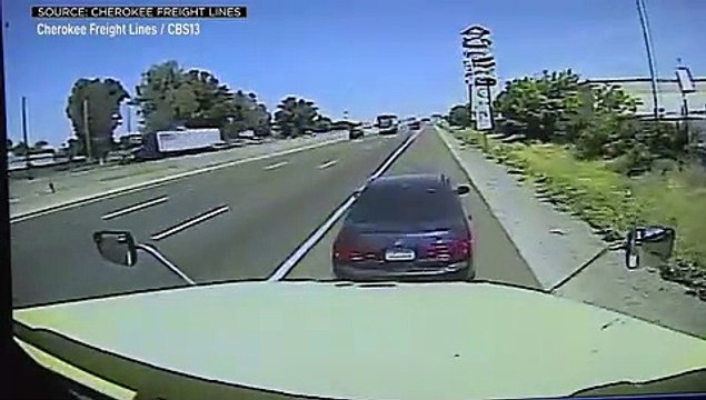 Il grimpe sur un camion pour boire directement du vin à la citerne qui avait une fuite.