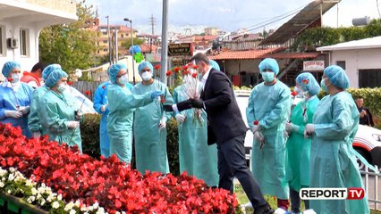 Nga një karafil në shenjë mirënjohje/ Spahiu-infermierëve: Ditë feste për të kujtuar sakrificën