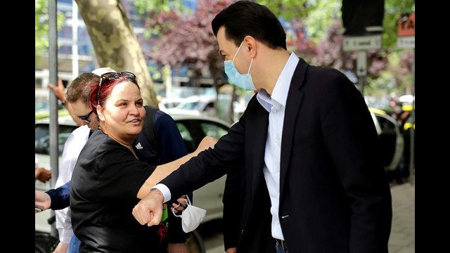 Me maskë e takim bërryl më bërryl, Basha takime me qytetarë e biznesmenë: Qeveria i la pa ndihmë