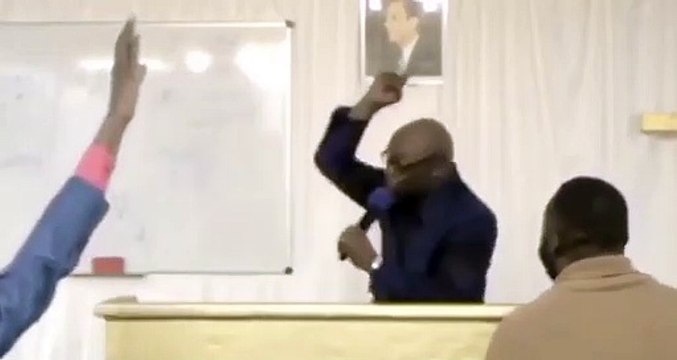 Ce pasteur offre un spectacle d’humour à ses paroissiens.