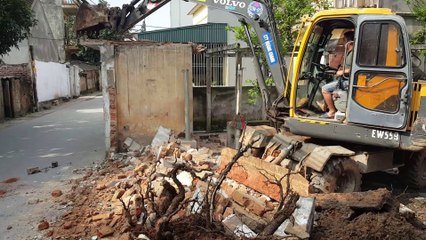 Excavators demolished and dismantling works