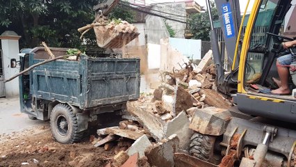 Excavator scooping soil 3-wheel cars | Excavators demolished