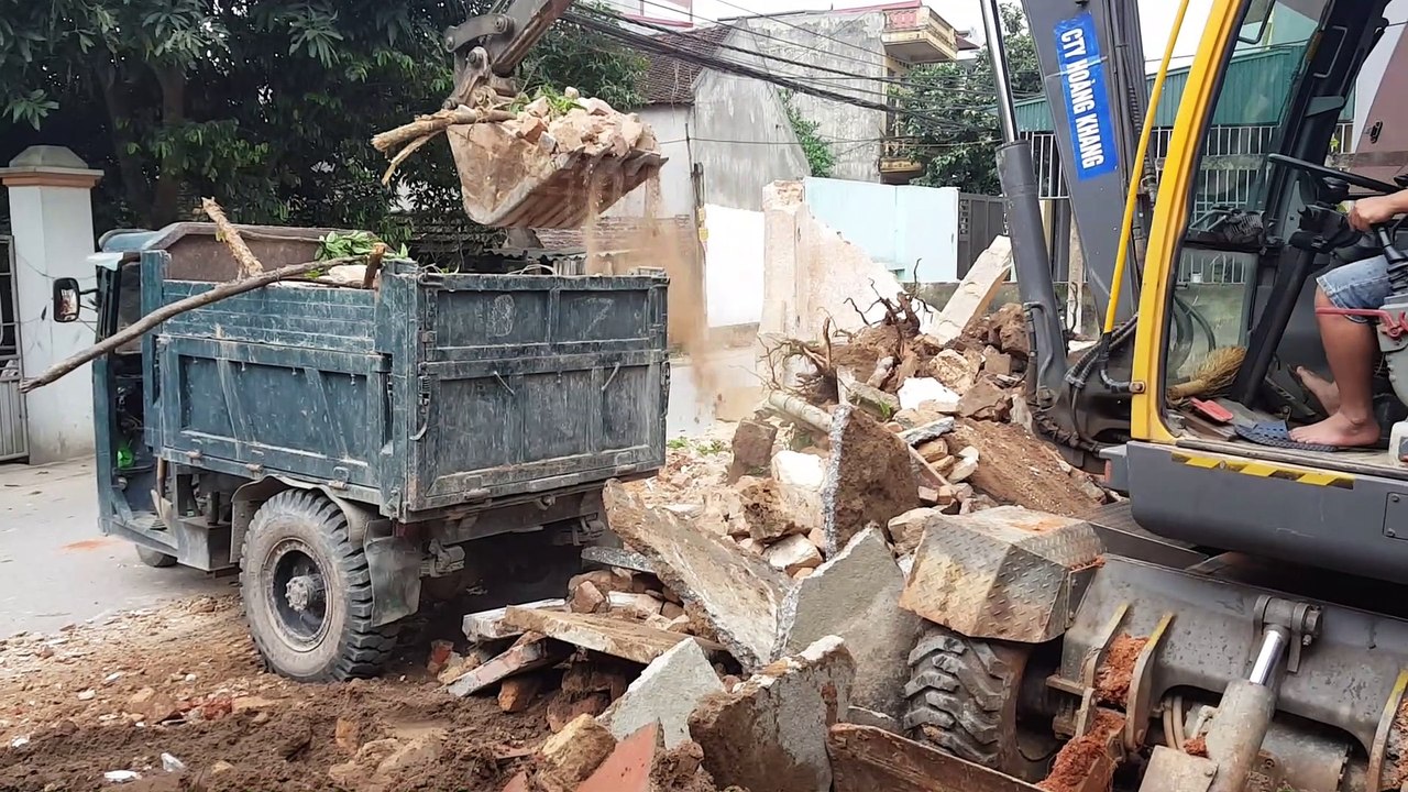 Excavator scooping soil 3-wheel cars | Excavators demolished