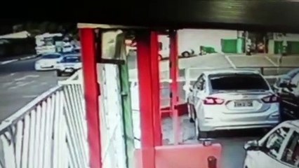 Câmera flagra acidente entre carros na Avenida Carlos Gomes