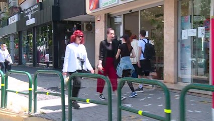 Trafik, kaos e pensionistë në rrugë/ A ngjan Tirana me një zonë të kuqe?!