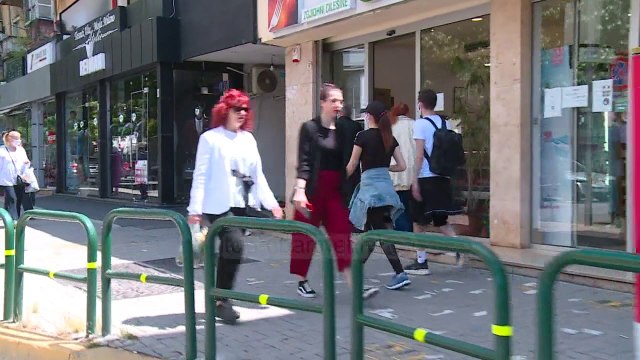 Trafik, kaos e pensionistë në rrugë/ A ngjan Tirana me një zonë të kuqe?!