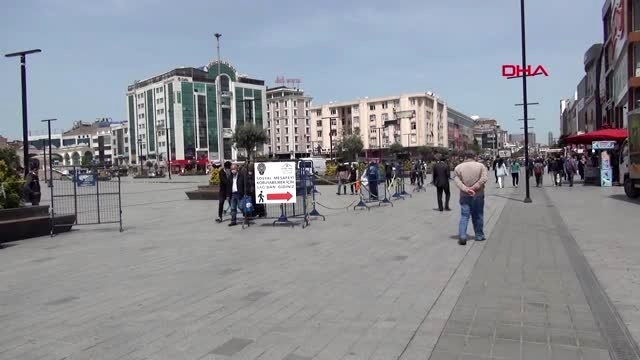 ESENYURT'TA ATM'DEN PARASINA ÇEKEMEYEN ENGELLİYE POLİS YARDIM ETTİ
