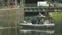 Paris: pour éviter un nouvel attroupement, la brigade fluviale patrouille sur le canal Saint-Martin