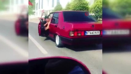 Sürücü seyir halindeyken eline aldığı bezle aracını sildi... Tehlikeli yolculuk kamerada