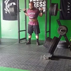 Sa barre de musculation est beaucoup trop lourde