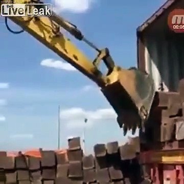 Un ouvrier vraiment agile avec sa pelleteuse