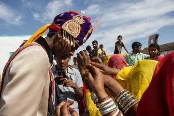 எல்லா ஆண்களுக்கும் 2 மனைவிகள்... வித்தியாசமான கிராமம்