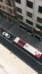 Condutor parou carro na faixa dos autocarros e motorista levou-o à frente