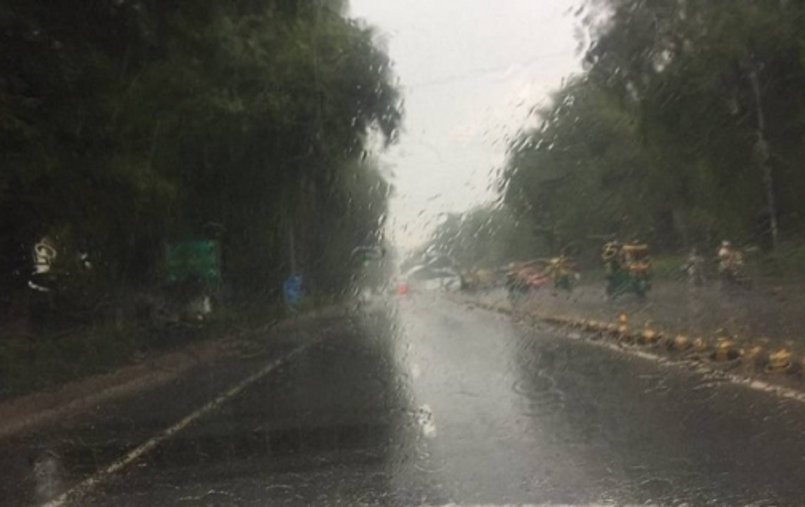 Delhi NCR: Heavy rain causes water logging, traffic jams at several places