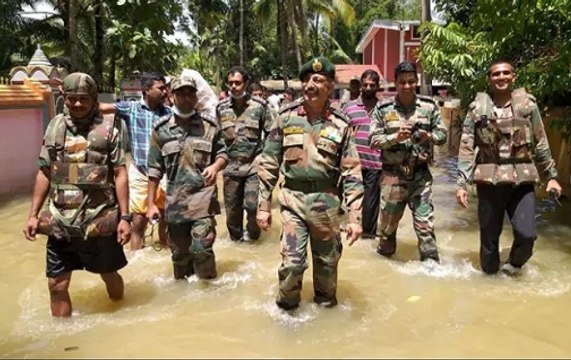 Kerala Floods: CM Pinarayi Vijayan honours defence personnel