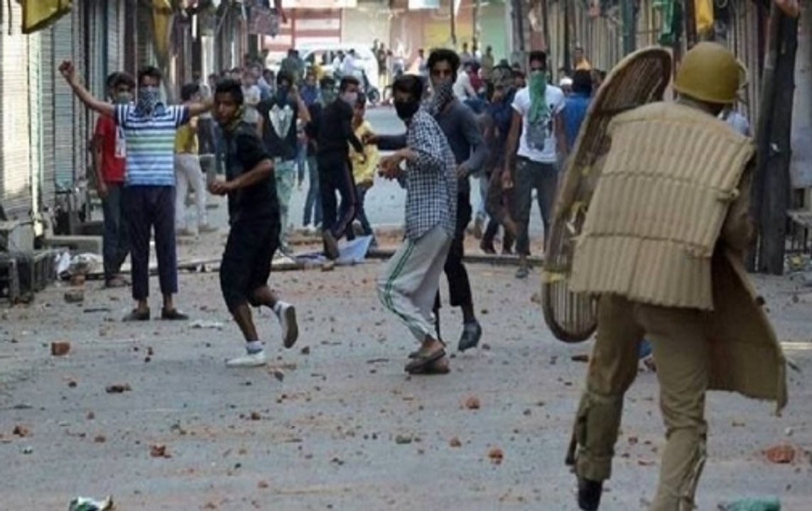 J&K: Security officers attacked by stone pelter...