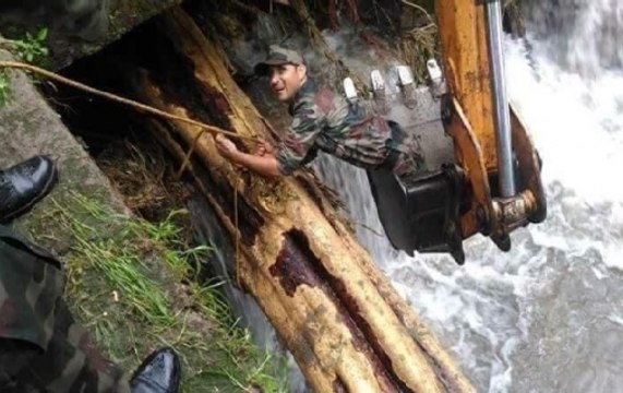 Kerala Floods: Army rescues civilians stranded in rising water
