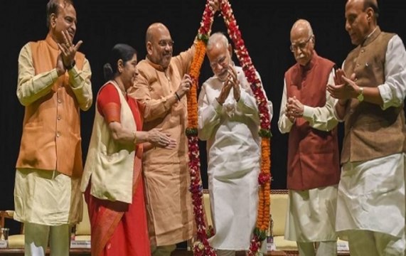 BJP holds parliamentary meeting, Amit Shah felicitates PM Modi for no-confidence win