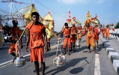 Kanwar Yatra pilgrims lathi charged by RAF outside Kashi Vishwanath temple to maintain discipline