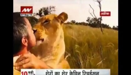 'Lion whisperer' Kevin Richardson takes a daring walk!