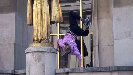 Pariser Freerunner genießt Ende der Ausgangssperre