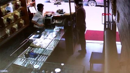 SULTANGAZİ'DE CERRAHİ MASKEYLE KUYUMCUDA HIRSIZLIK KAMERADA