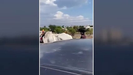 वीडियो: घर पहुंचने के लिए 'बैल' बना परिवार, परिवार को बैठाकर महिला ने खींची बैलगाड़ी