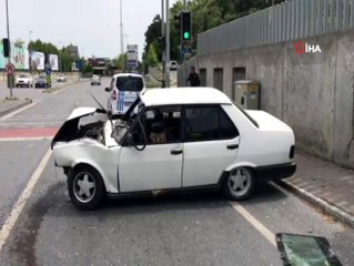 Otomobil durağa daldı: 1'i ağır 3 yaralı