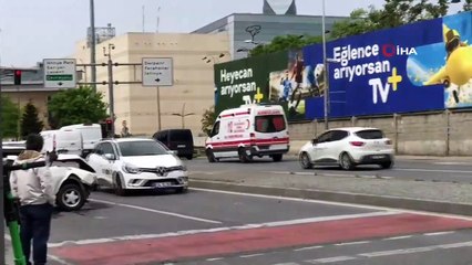 İstanbul’da Otomobil Durağa Daldı 1’i Ağır 3 Yaralı