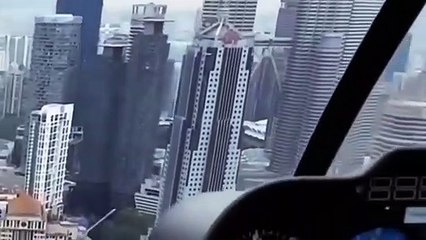 Increíble ovni triangular sobre edificios