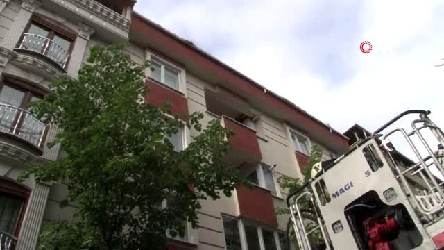 Sultangazi'de 3 katlı binanın çatı katında çıkan yangın paniğe neden oldu