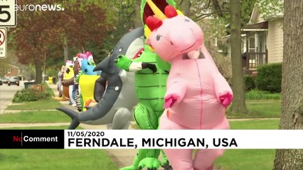 شاهد: دمى عملاقة تضفي أجواء مرحة في ظل حجر ديترويت الصحي