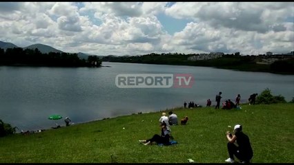 Report TV - Leja për prindërit me fëmijë, qytetarët mbushin plot liqenin e Farkës në Tiranë