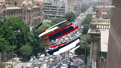 Pakistan'da kısıtlamalar sona erince halk pazar yerlerine akın etti