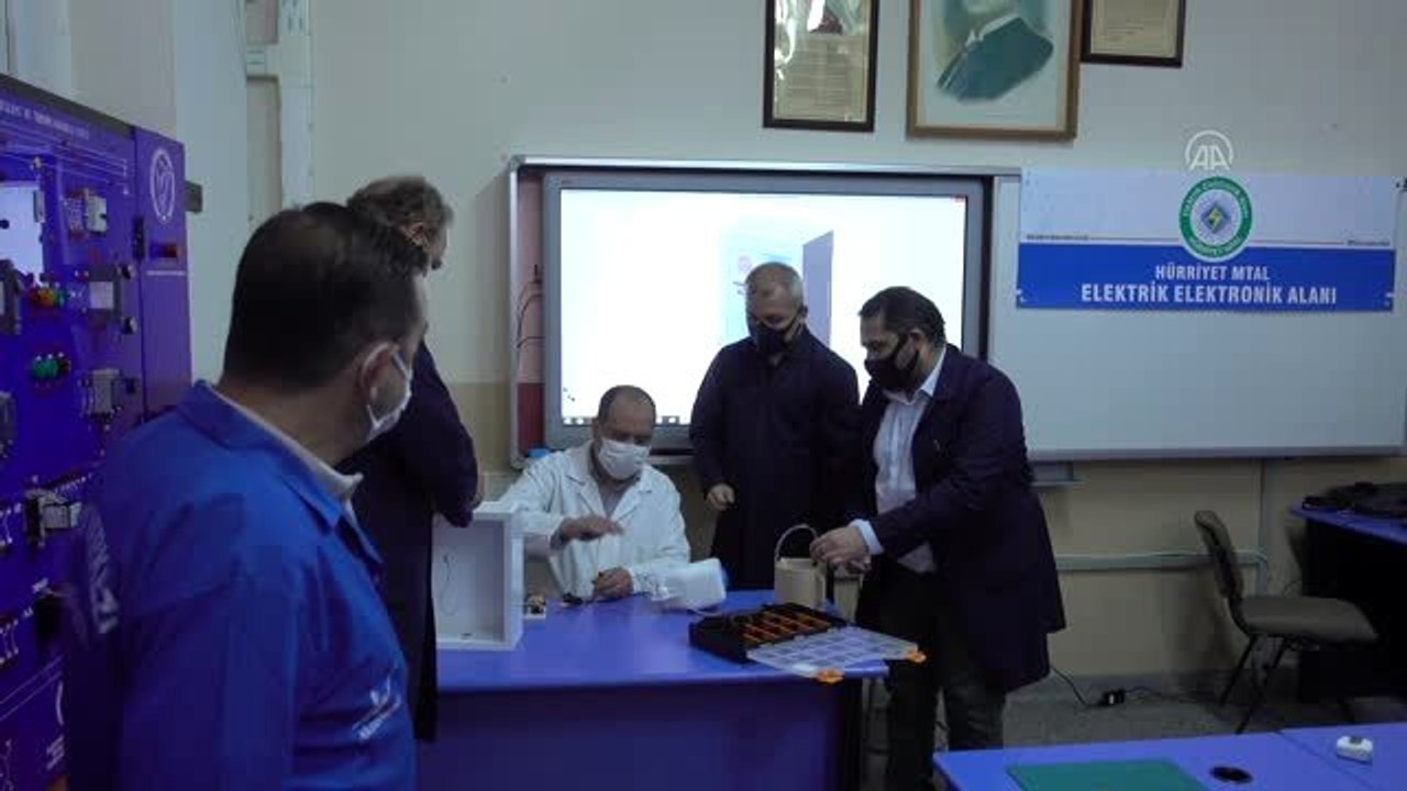 Meslek lisesi öğretmenleri "temassız" el dezenfektan cihazı üretti