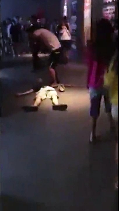 Hai thanh niên nghi ngáo đá: Một người bất tỉnh, một người nhảy múa, gào thét điên cuồng trong rạp chiếu phim